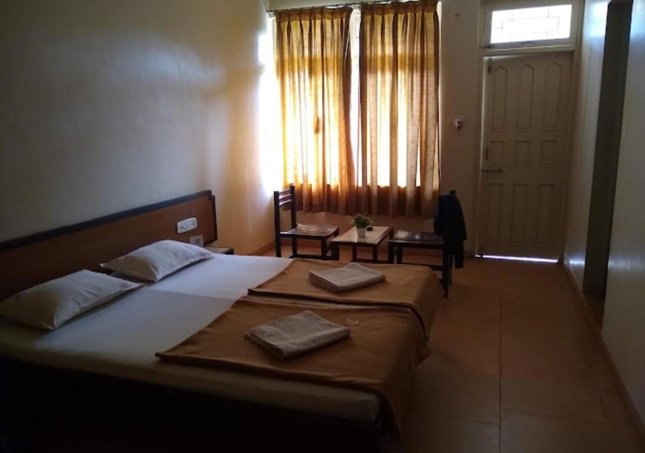 Hotel Durvankur Ганпатипуле Екстериор снимка
