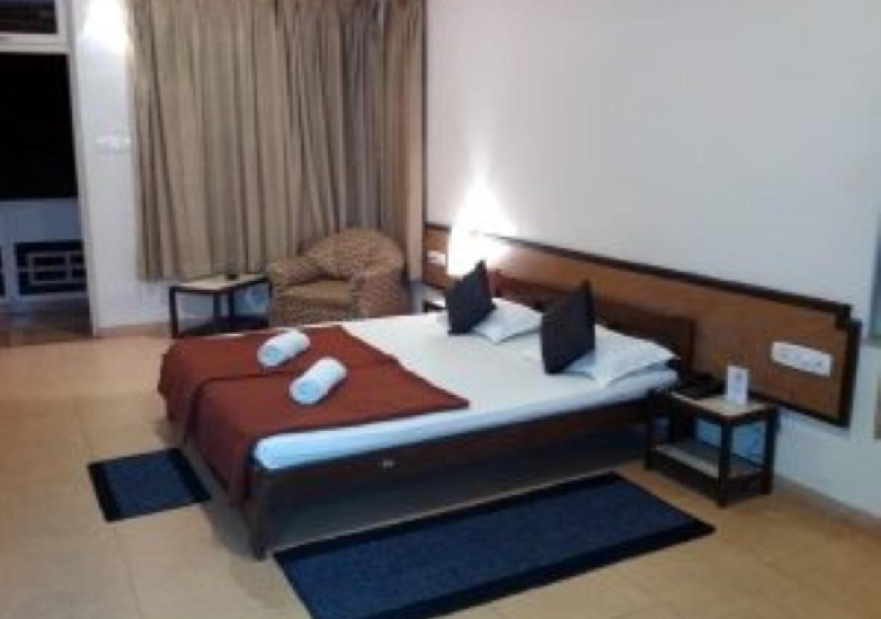 Hotel Durvankur Ганпатипуле Екстериор снимка