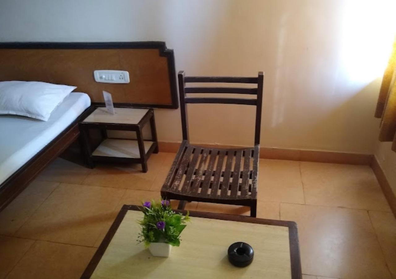 Hotel Durvankur Ганпатипуле Екстериор снимка