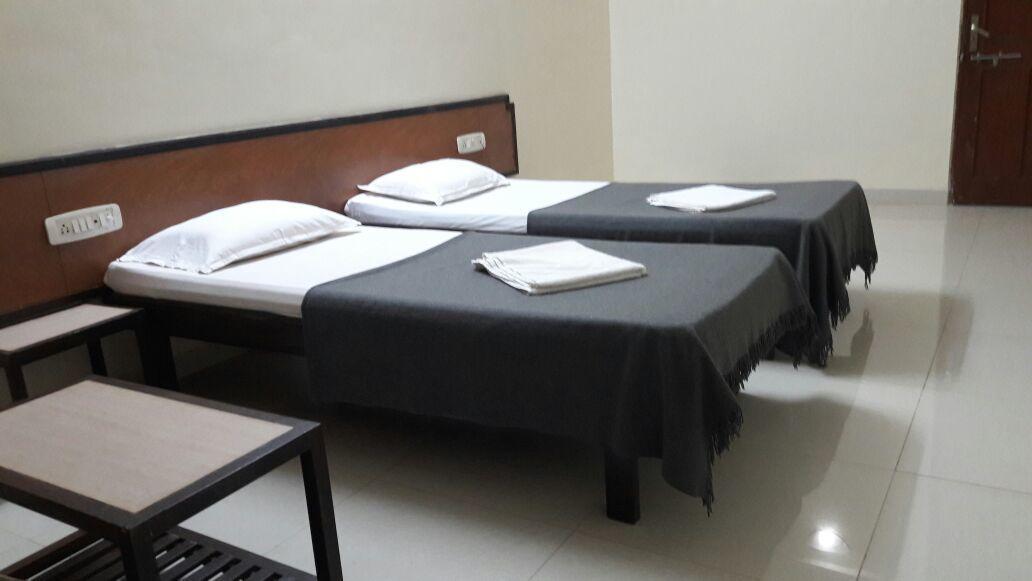 Hotel Durvankur Ганпатипуле Екстериор снимка