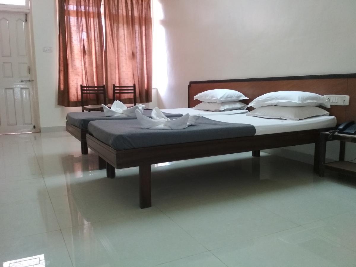 Hotel Durvankur Ганпатипуле Екстериор снимка