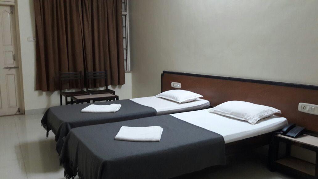 Hotel Durvankur Ганпатипуле Екстериор снимка
