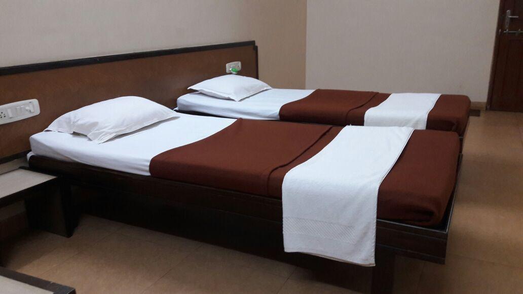 Hotel Durvankur Ганпатипуле Екстериор снимка