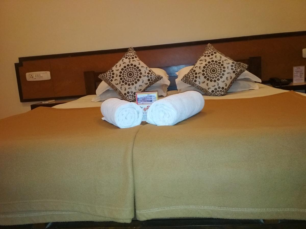 Hotel Durvankur Ганпатипуле Екстериор снимка