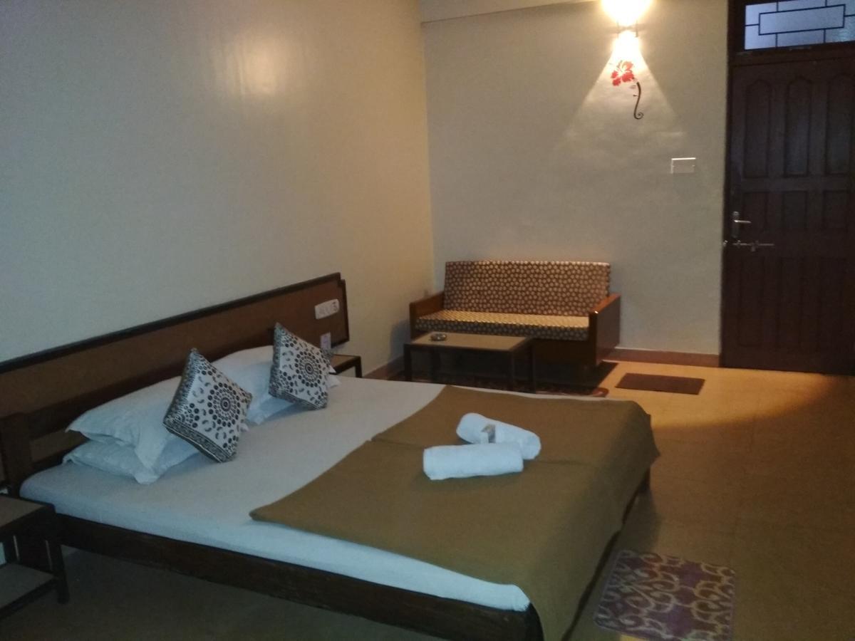 Hotel Durvankur Ганпатипуле Екстериор снимка